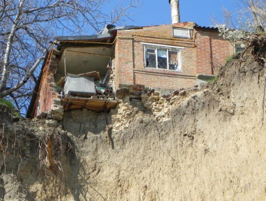 Местные жители с улицы Ломакина в Таганроге рискуют жизнью из-за обвалившегося оврага
