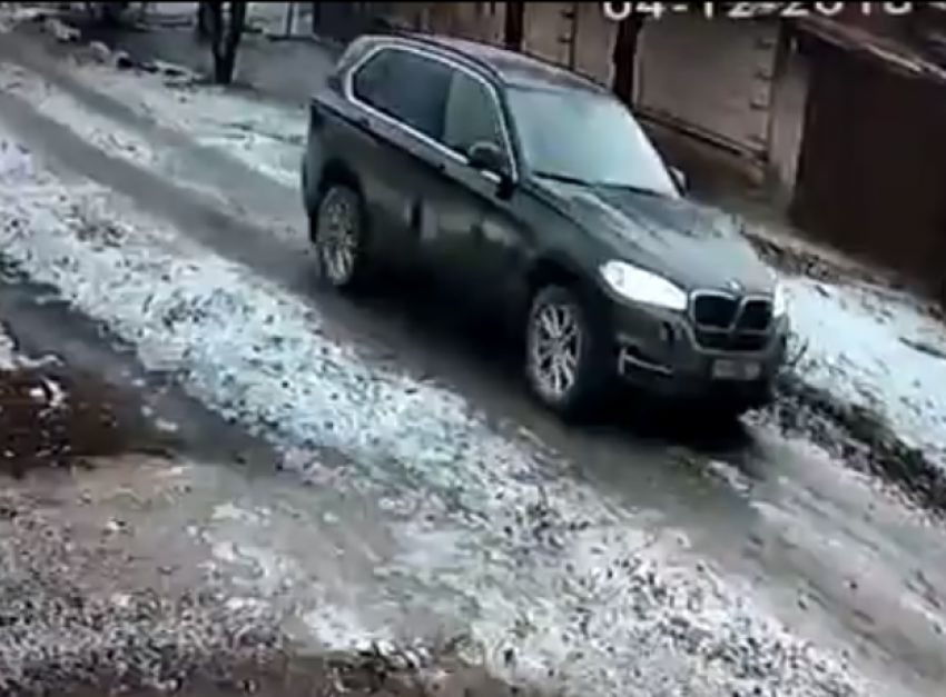 Таганрожцев напугало видео с черной машиной, преследующей детей