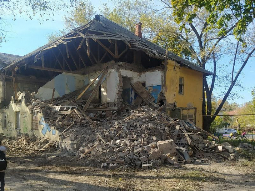 В Таганроге начался снос аварийного дома
