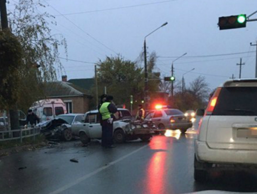 Водитель «Жигулей» умер в машине скорой помощи после серьезной аварии в Таганроге 