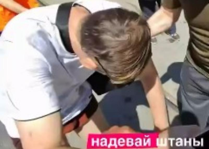 Мужчина снял штаны и улегся на трамвайные пути в Таганроге