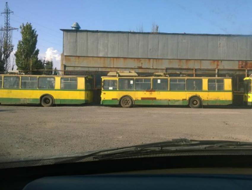 Любопытный депутат не понял, кому  в Таганроге привезли потрепанные жизнью троллейбусы