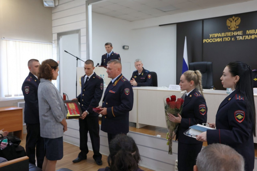 Погиб в Запорожье: вдове таганрогского полковника полиции Панюшкина вручили медаль