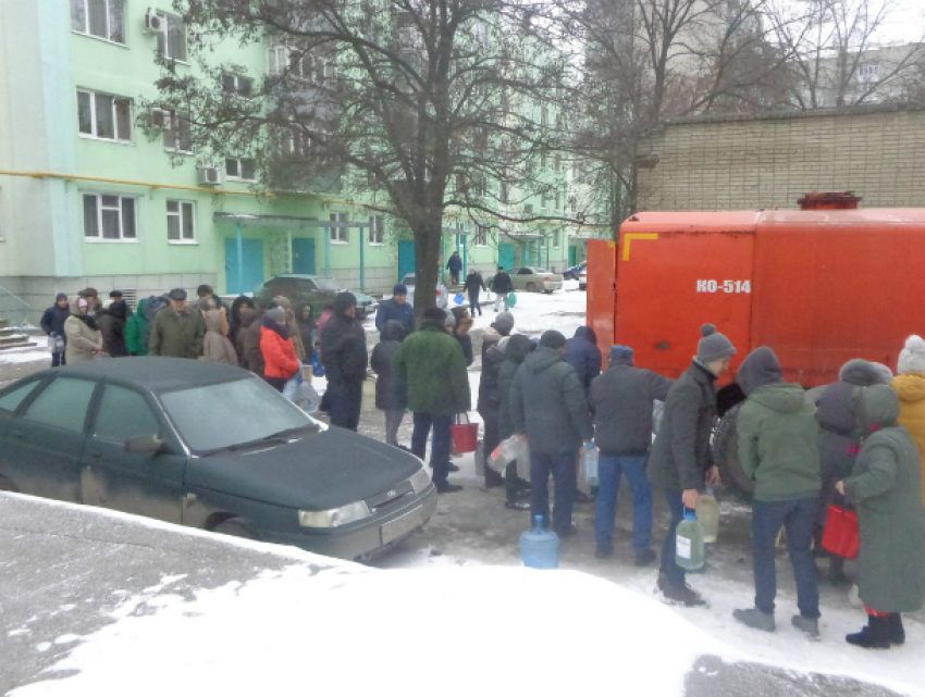 Водовозы Водоканала подвозят воду горожанам