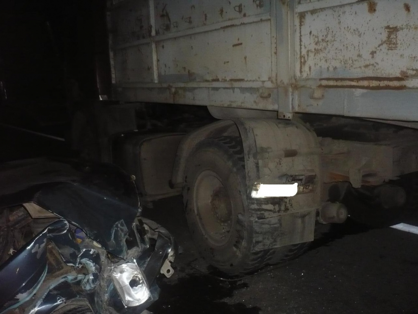 На трассе «Ростов – Таганрог» водитель «Семерки» врезался в стоящий грузовик 