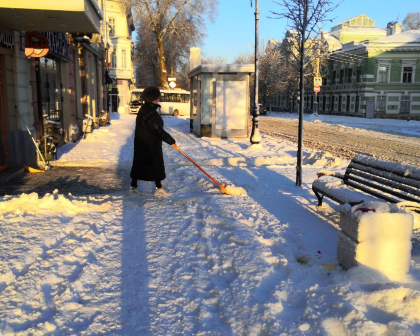 Зачем в Таганроге чистить снег? Сам растает! 