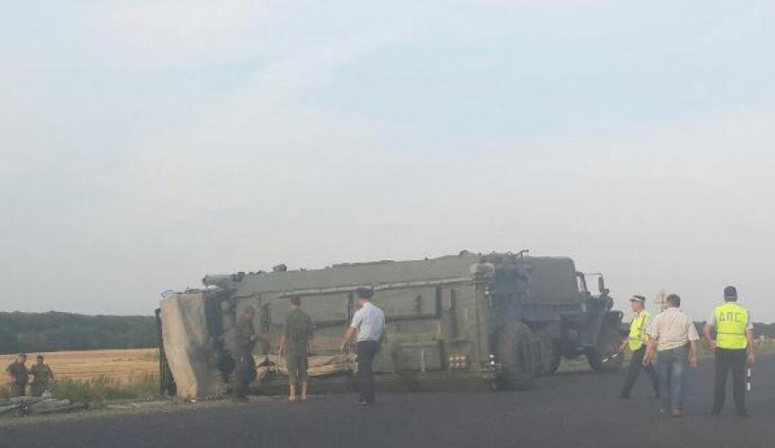 На трассе под Таганрогом перевернулся военный КамАЗ