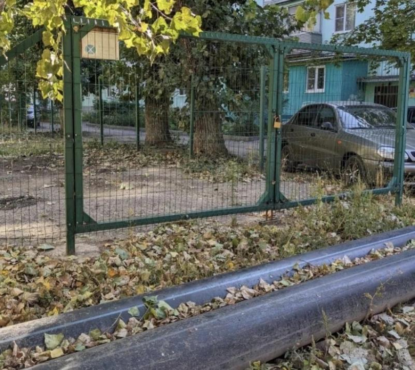 Жуткий смрад и дети могут пораниться: трубы-времянки отравляют жизнь таганрожцев на Тольятти