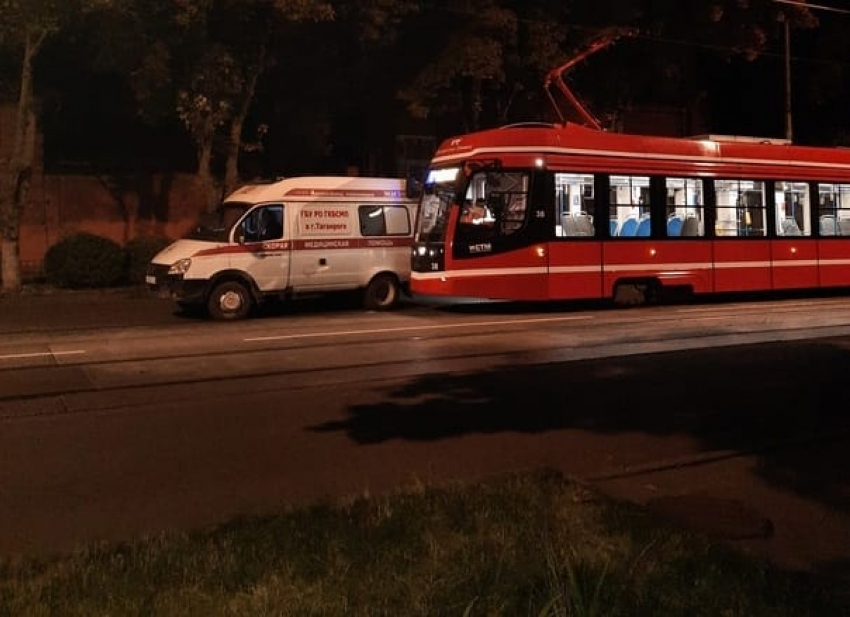 Таганрогский трамвай и Скорая помощь не поделили дорогу
