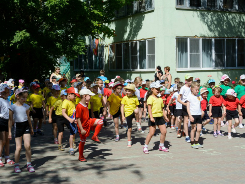 В детском саду Таганрога «Рябинушка» торжественно открыли ЧМ-2018