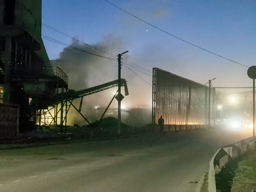 «Вот такой гадостью нас травят»: таганрожцы пожаловались на пыльные тучи на ул. Адмирала Крюйса