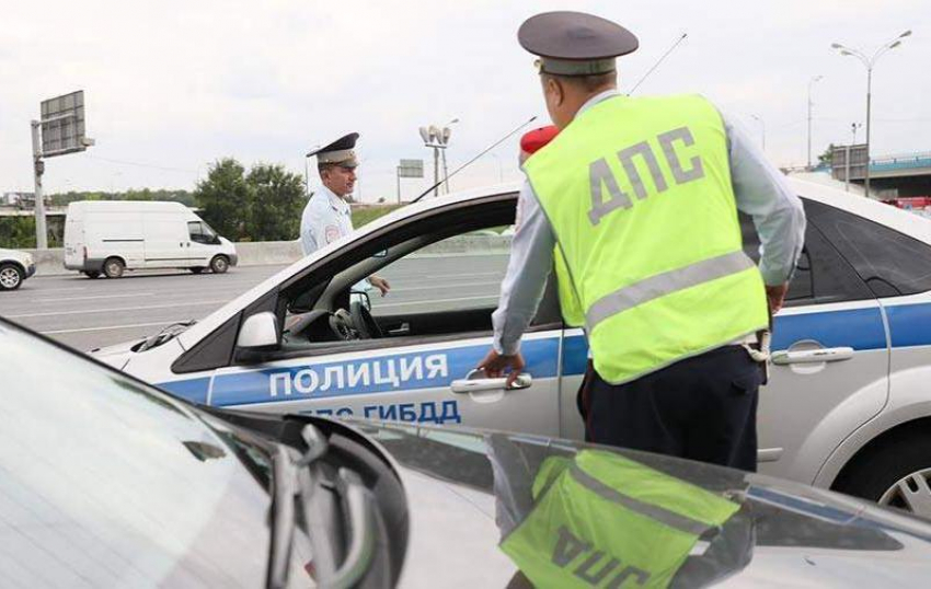В Тагароге в жилой дом на полной скорости врезался автомобиль