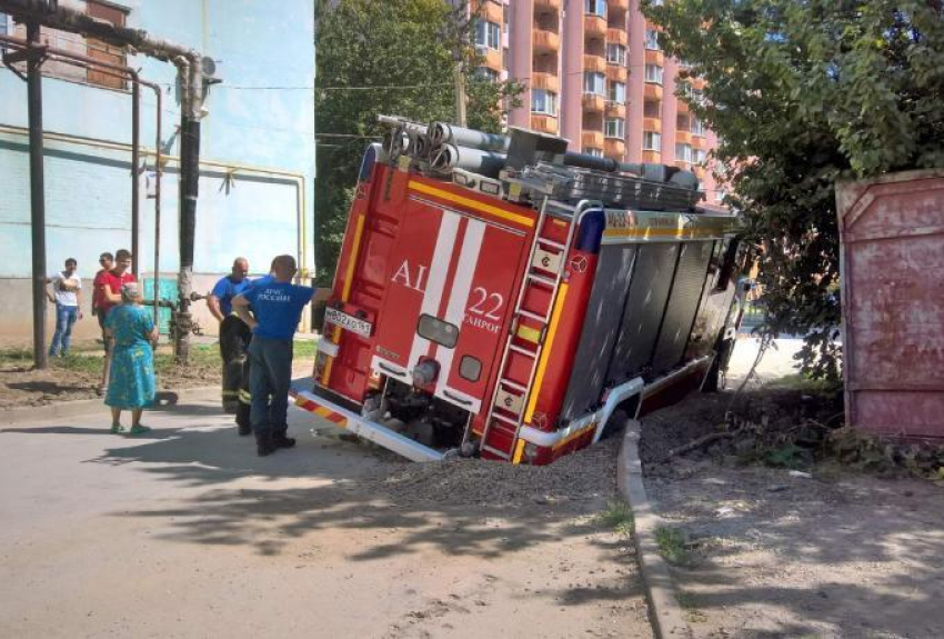 В Таганроге пожарная машина ушла колесом под землю