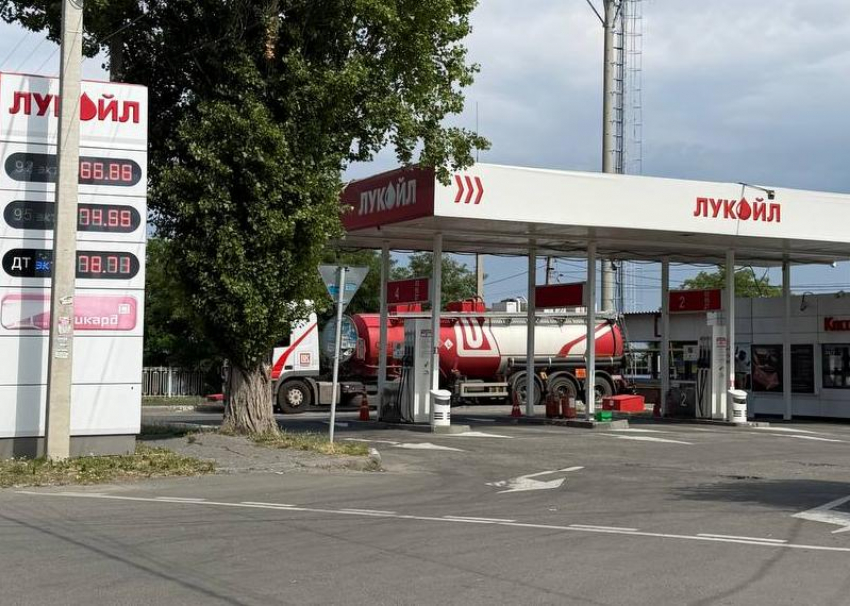«Пользуясь случаем, продаю велосипед»: на заправках Таганрога урезали на 10 литров выдачу топлива в одни руки 