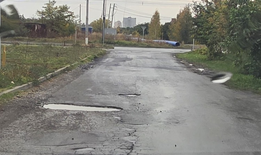 Планы пока туманные: таганрожцам рассказали о будущем дорожных ям на 3-м Новом