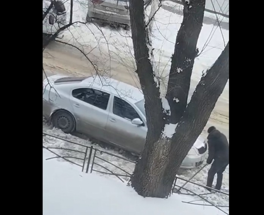Спасибо прохожим, а не коммунальщикам: водитель застрял у вокзала в Таганроге