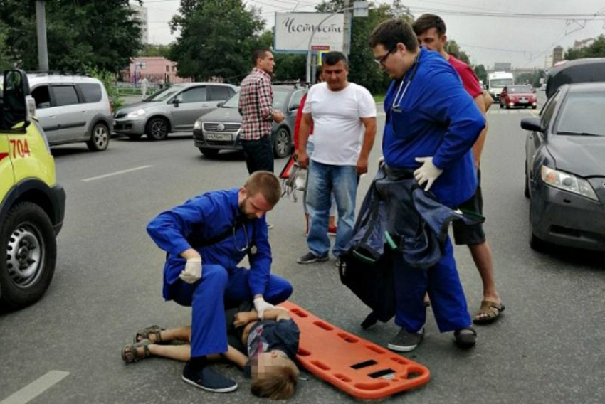 Мотороллер сбил школьника на пешеходном переходе в Таганроге