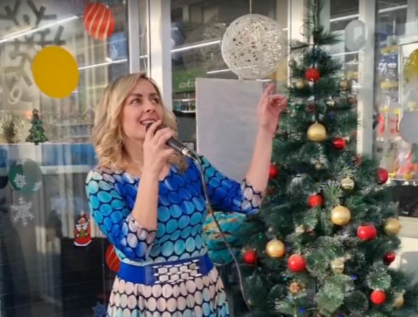 Новогодние песни поёт администратор одного из супермаркетов Таганрога