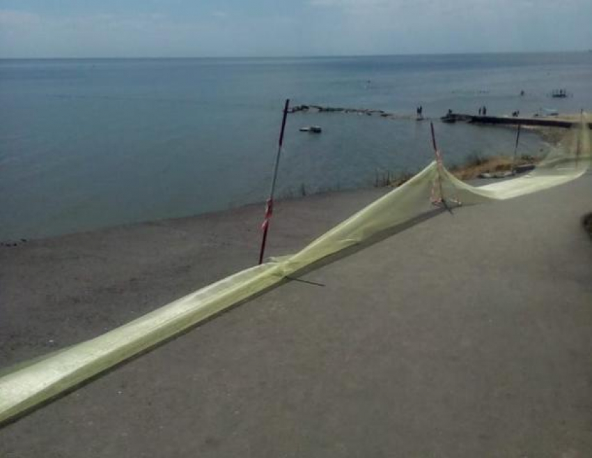 От таганрогского пляжа осталась только аварийная сеточка