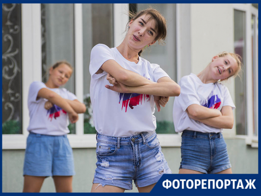 Зажигательным флешмобом в Таганроге отметили День российского флага