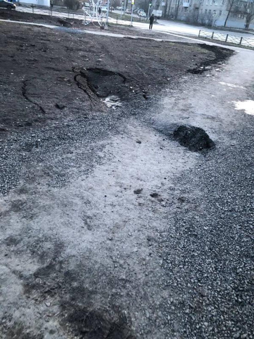 Таганрожцы вынуждены тонуть в грязи, чтобы добраться до зубного врача на улице Шило