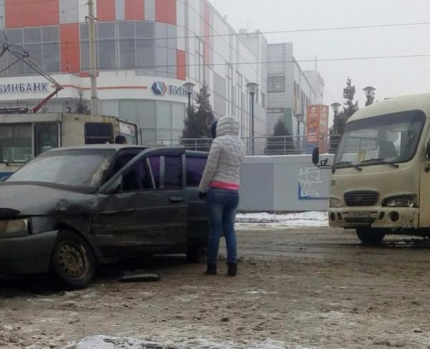 Невнимательный водитель в Таганроге спровоцировал ДТП с маршруткой
