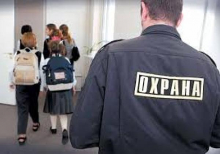 Безутешная мать винит в смерти сына охранников таганрогской школы