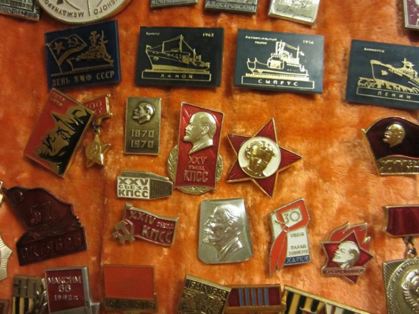 Таганрогский блогер, найдя в гараже коллекцию значков, вспомнил историю страны