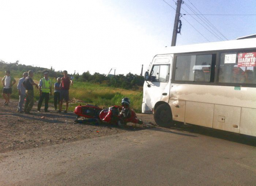 В Таганроге столкнулись маршрутка и мотоциклист 