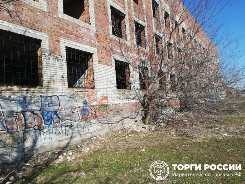 Недостроенную инфекционную больницу в Таганроге продают за 18 миллионов рублей