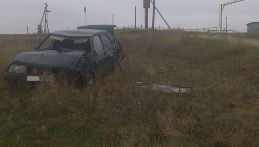 Под Таганрогом водитель автомобиля ВАЗ-21099 попал в аварию и перевернулся