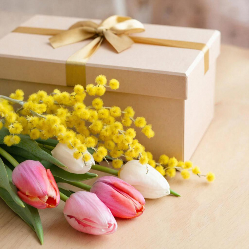 Вместо банальных букетов и сладостей: что подарить женщинам на 8 марта