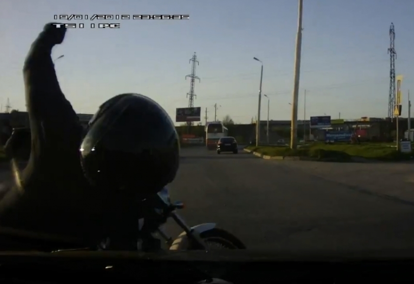 В Таганроге автомобиль сбил мотоциклиста