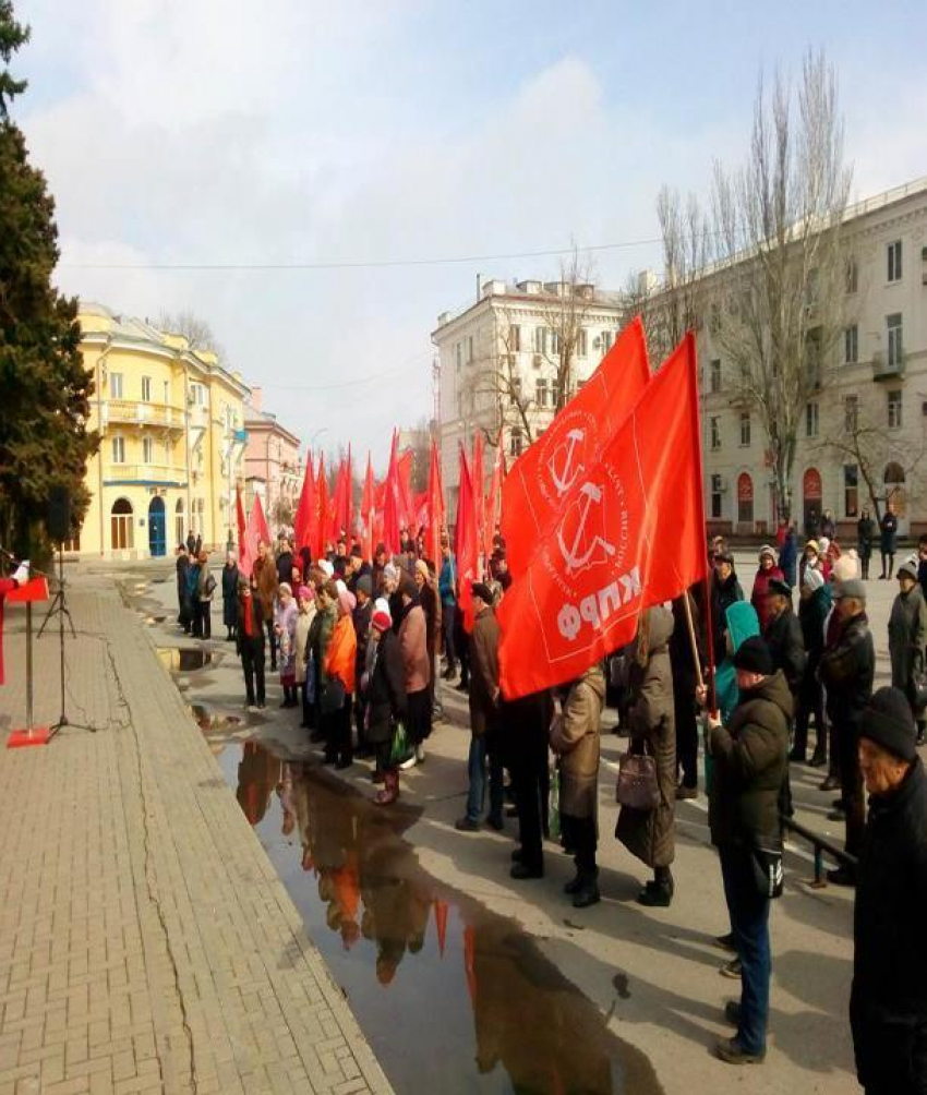 Коммунисты Таганрога провели митинг для своих же знаменосцев