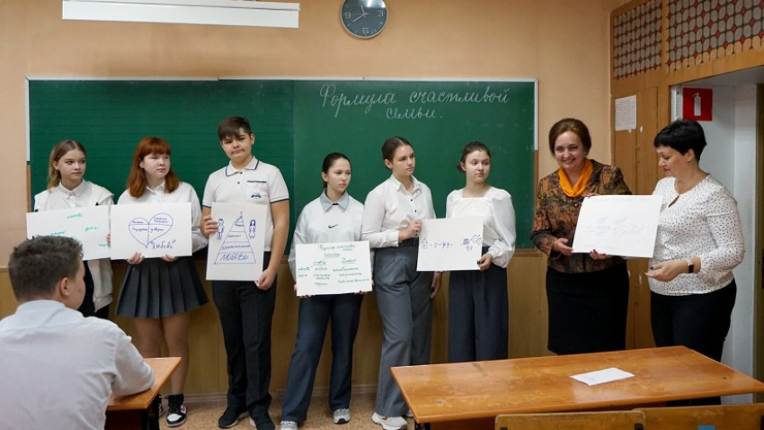 Инна Титаренко приняла участие в классном часе в таганрогской школе