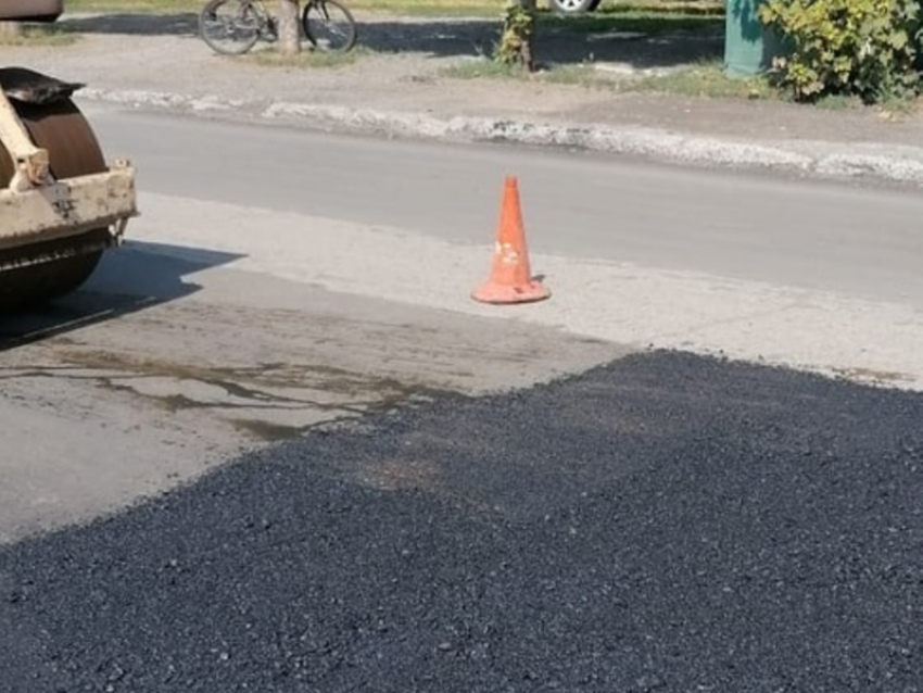 "Это позор, а не ремонт": в Таганроге метут и латают дороги