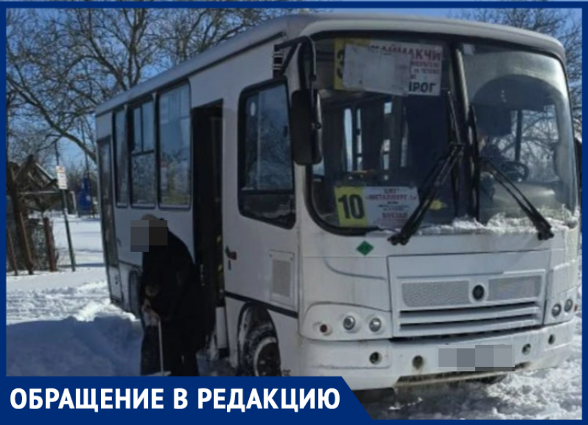 "Толкали маршрутку всей деревней": дорога дачного товарищества под Таганрогом снова утонула в снегу