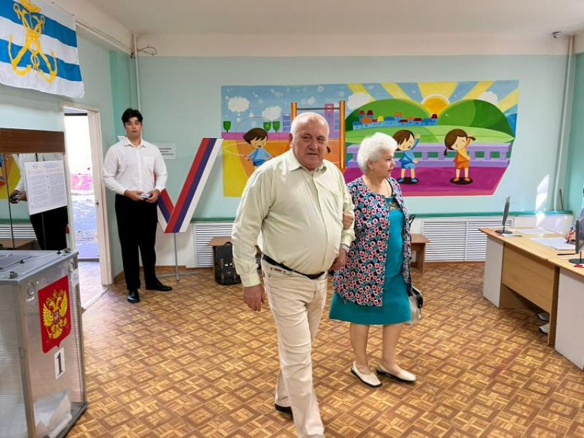 Кандидат в губернаторы Дона от «Пенсионеров России» пришёл на избирательный участок с внуками