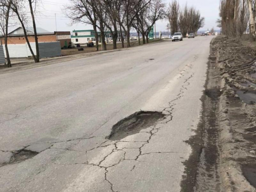 Таганрогская дорога не отпускает водителей из города  – лишает их колес