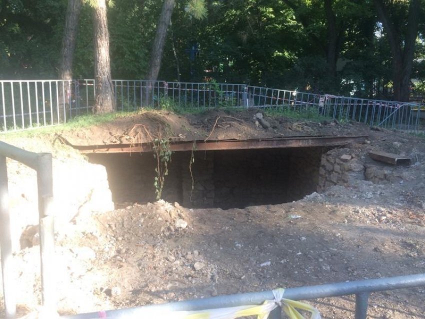 В Таганроге при реконструкции парка нашли тайное подземелье