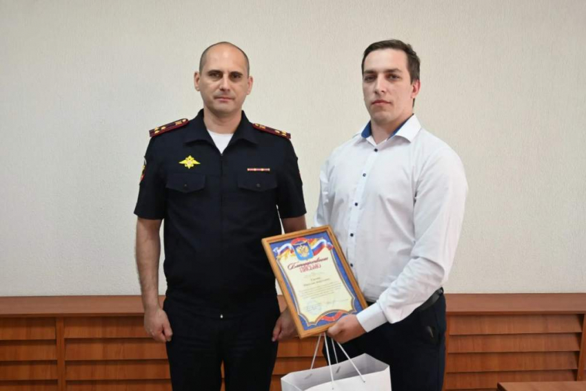 Таганроженка чуть не отдала полмиллиона мошенникам: таксист спас пенсионерку и получил награду