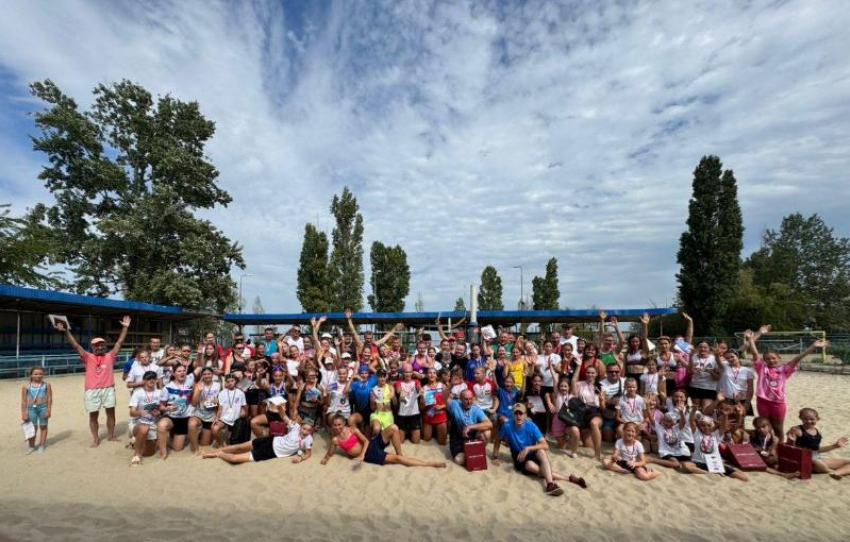 На таганрогском пляже  прошел масштабный турнир по пляжному волейболу «Волейбольная династия»