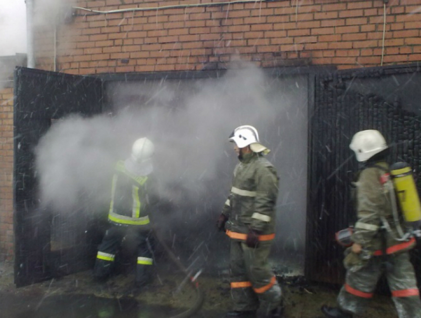 В Таганроге на пожаре в гараже на улице Толбухина погибли два человека