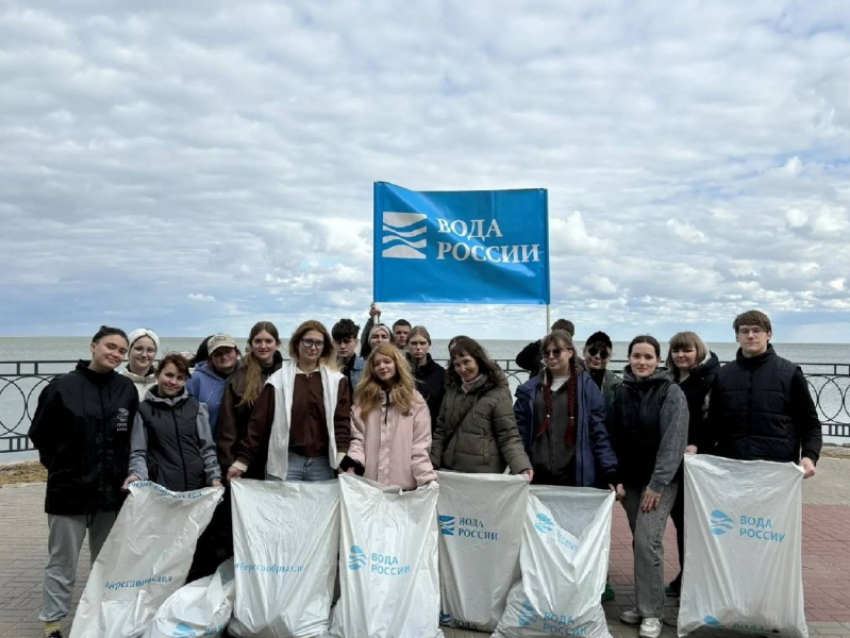 Эко-десант Чеховского института: студенты навели чистоту на берегу залива в Таганроге