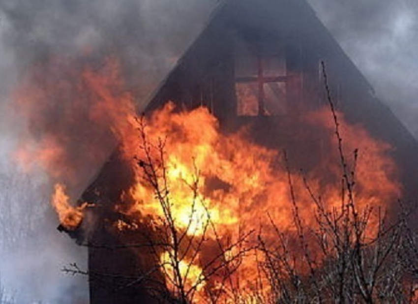 В Таганроге сгорела дача и коллектор теплотрассы