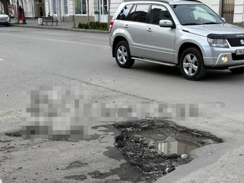 Как после «ковровой бомбардировки»: таганрожцы жалуются на разбитую дорогу на Украинском