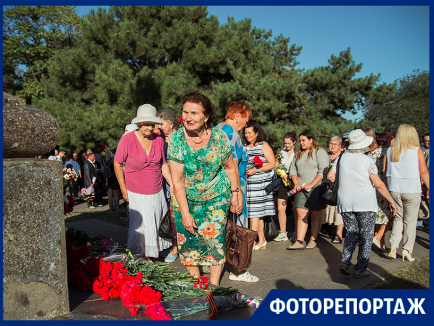 В День города таганрожцы возложили цветы к памятнику его основателю