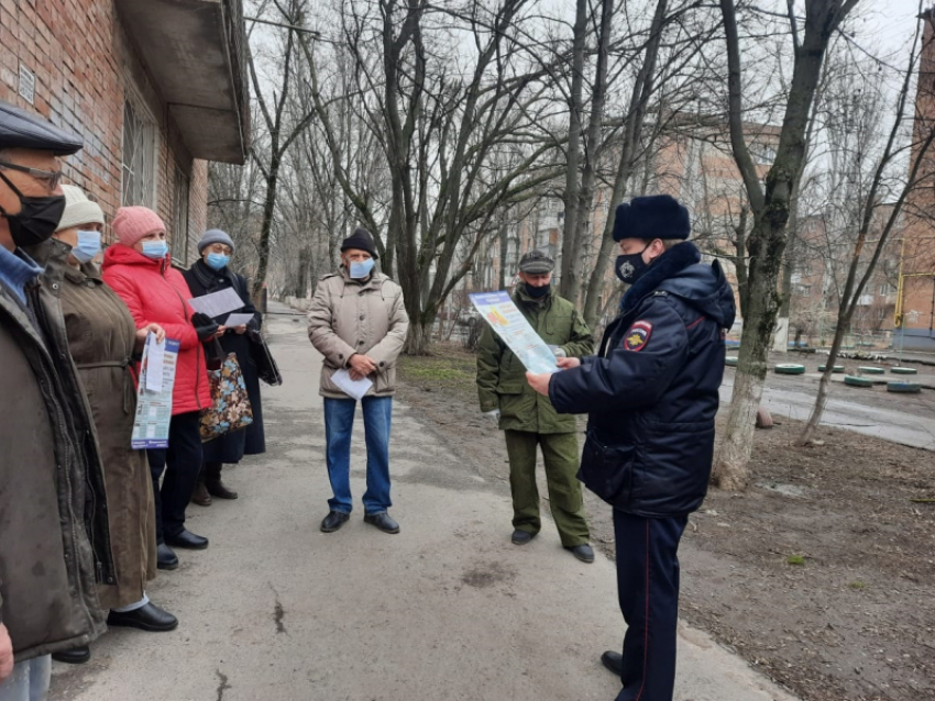 Полицейские Таганрога проводят мероприятия по профилактике мошенничества
