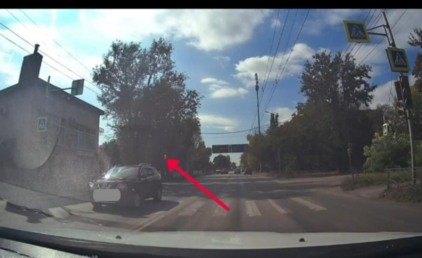 Этому видео таганрожцы посвятили огромный пост в сети из-за безумного манёвра