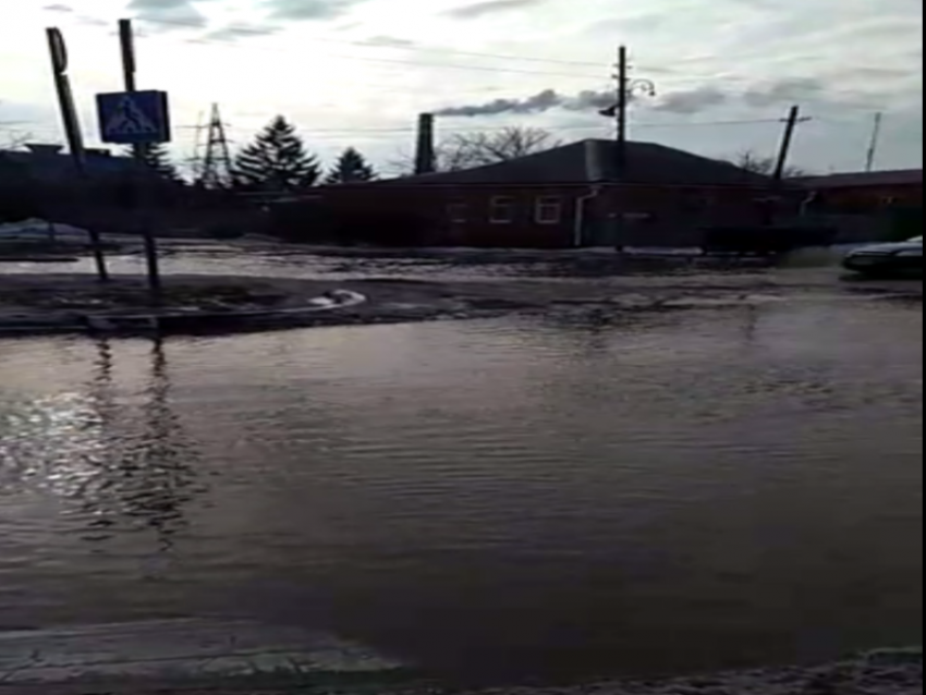 «Дом скоро уйдет под воду»: таганроженка показала очередное море в городе